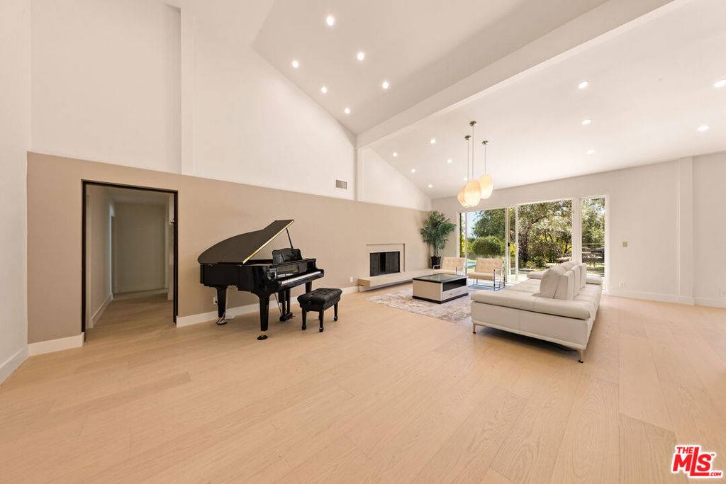 Los Angeles, CA 90049,16544 Park Lane CIR