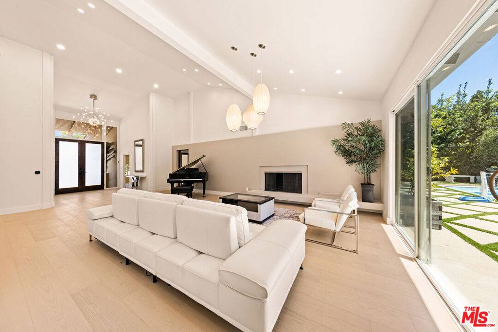 Los Angeles, CA 90049,16544 Park Lane CIR