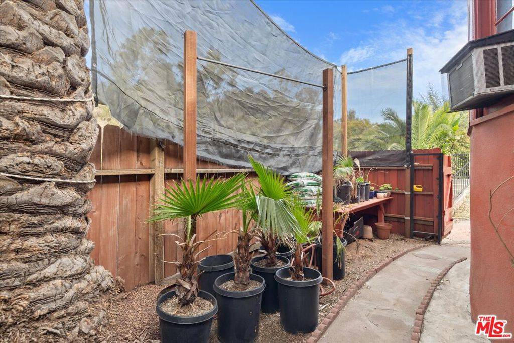 Los Angeles, CA 90068,3226 Barham BLVD