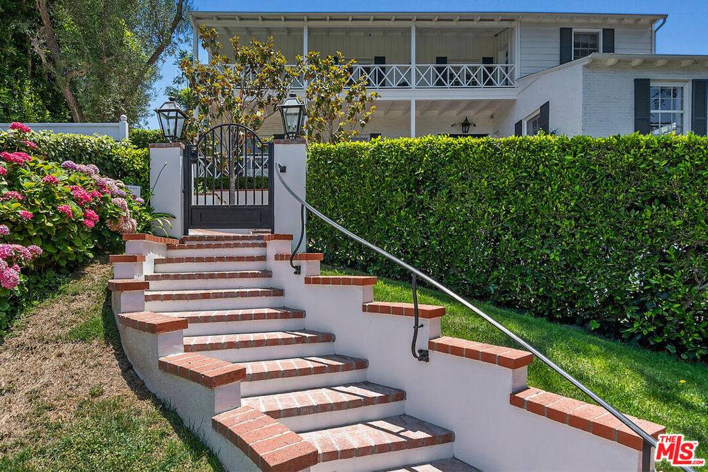 Los Angeles, CA 90024,10428 Wyton DR