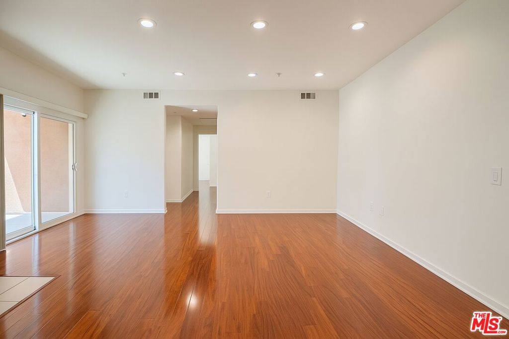 North Hollywood, CA 91605,12132 Hart ST #201