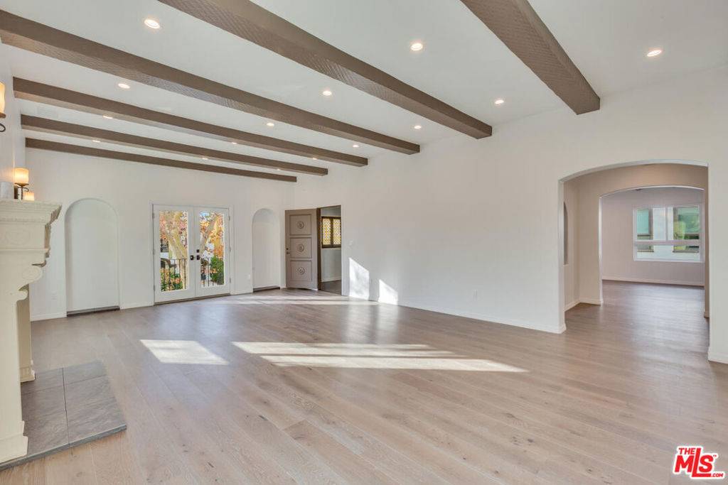 Los Angeles, CA 90036,152 N ORANGE DR