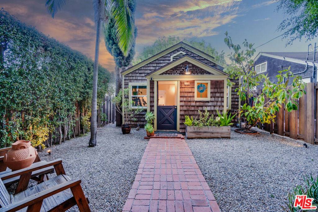 Los Angeles, CA 90027,4132 Cumberland AVE