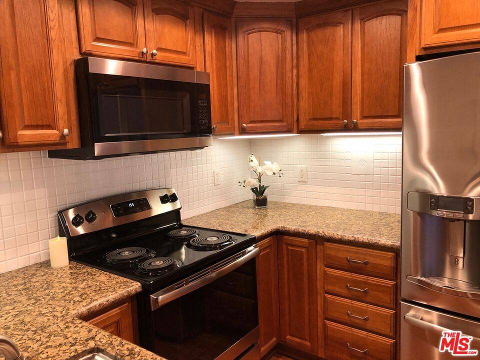 Woodland Hills, CA 91367,22100 BURBANK #120B