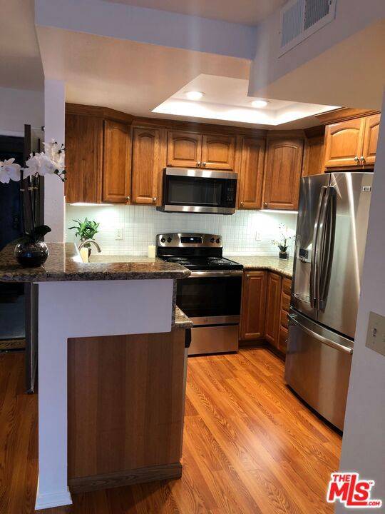 22100 BURBANK #120B, Woodland Hills, CA 91367