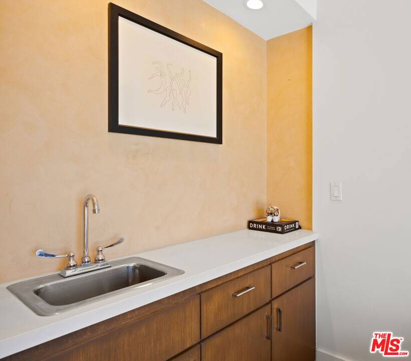 West Hollywood, CA 90069,930 N Doheny DR #412