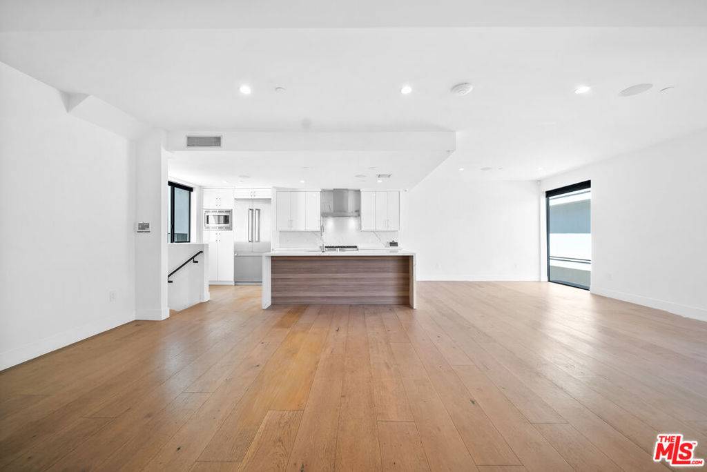 Los Angeles, CA 90038,733 N Gramercy PL