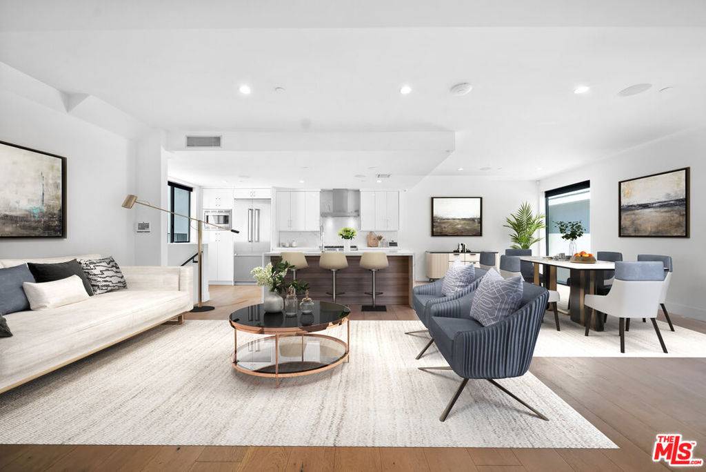Los Angeles, CA 90038,733 N Gramercy PL
