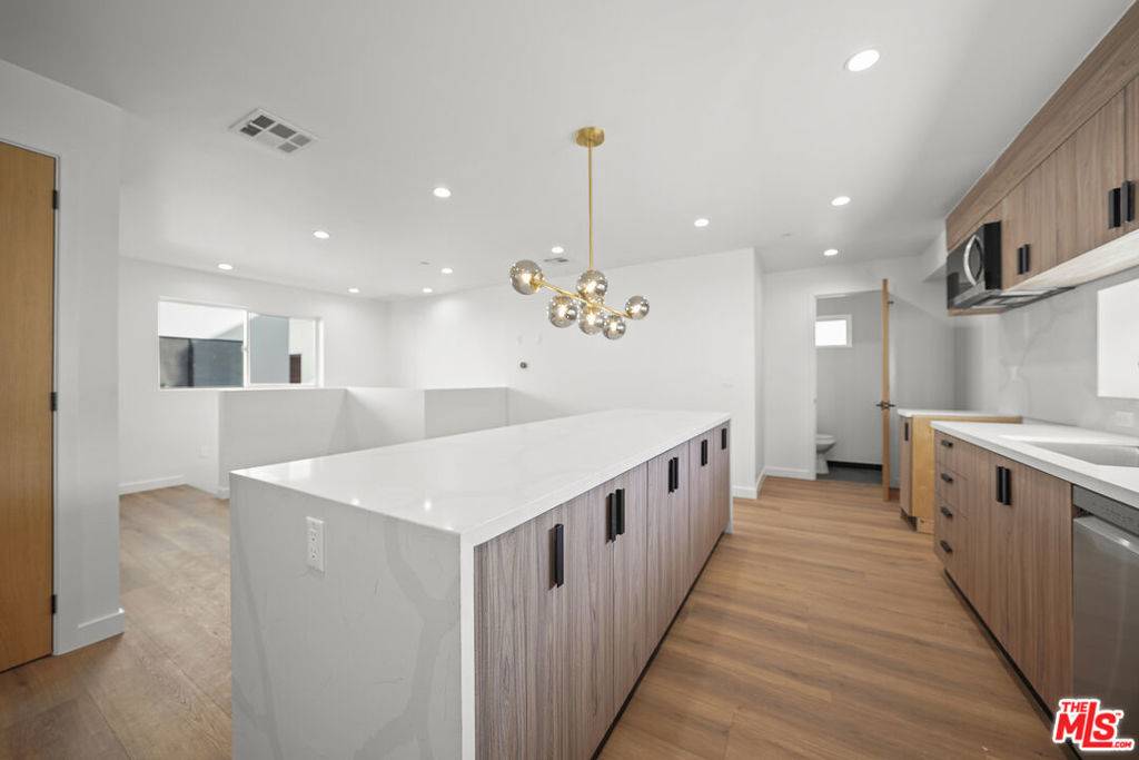 Los Angeles, CA 90038,819 N Mccadden PL #2
