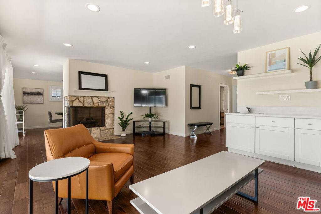 Los Angeles, CA 90056,5124 S Corning AVE