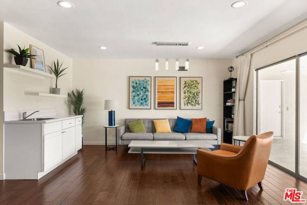 Los Angeles, CA 90056,5124 S Corning AVE