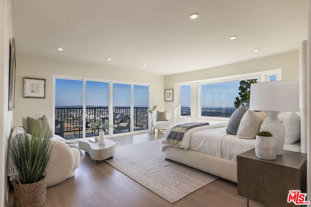 Los Angeles, CA 90046,8300 Grand View DR
