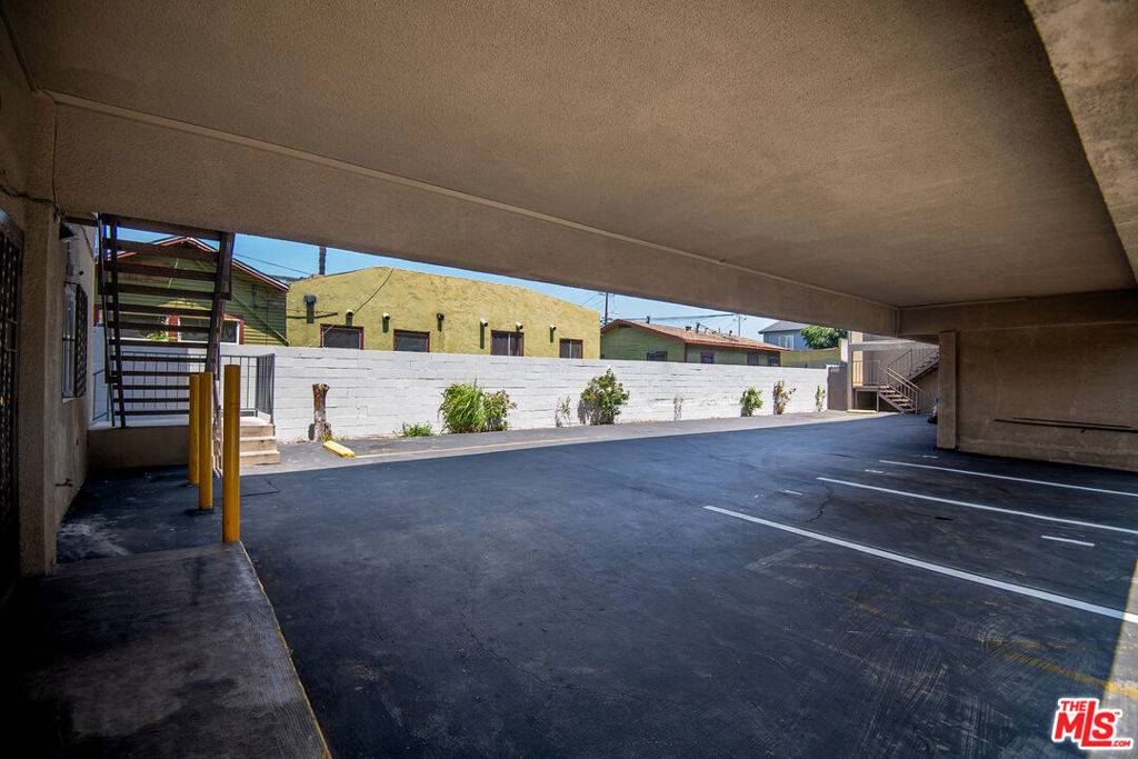 Los Angeles, CA 90003,241 W 105th ST