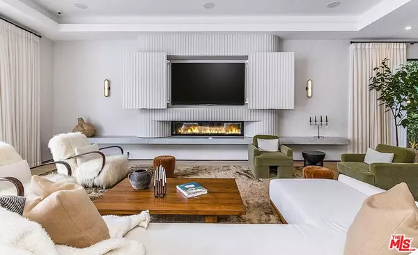 Los Angeles, CA 90049,324 S Medio DR