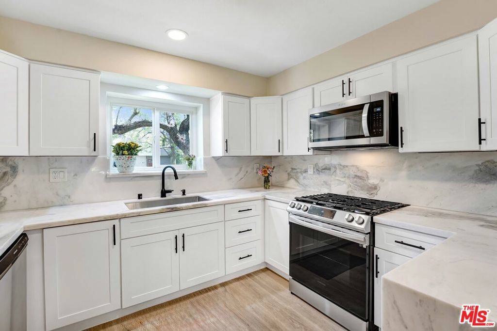 Santa Monica, CA 90405,49 Village Parkway ST