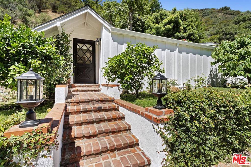 3933 Mandeville Canyon RD, Los Angeles, CA 90049