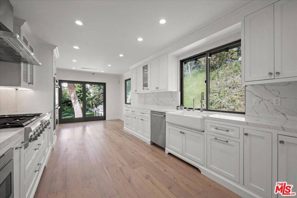Los Angeles, CA 90049,11515 Thurston CIR