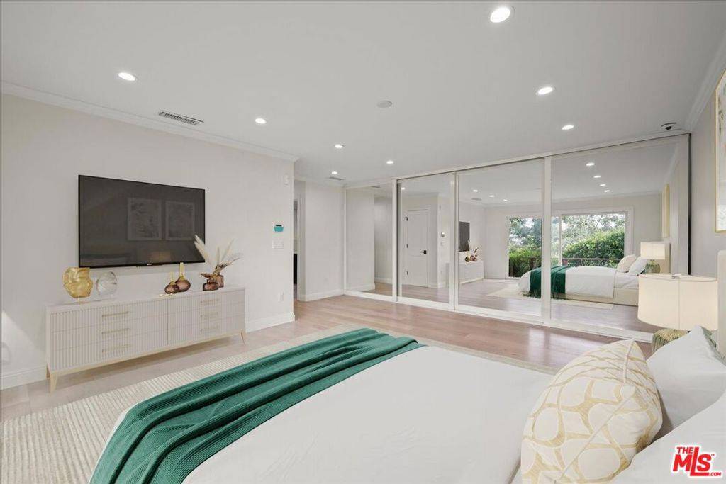 Los Angeles, CA 90049,11515 Thurston CIR