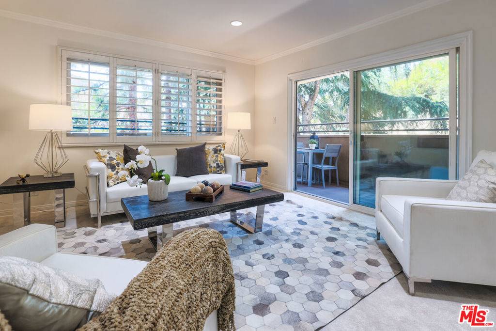 Los Angeles, CA 90068,6700 Hillpark DR #204