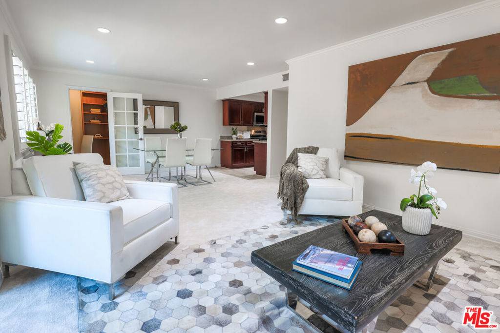 Los Angeles, CA 90068,6700 Hillpark DR #204