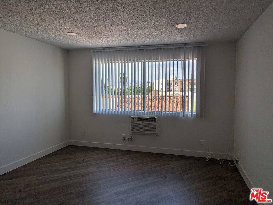 Los Angeles, CA 90020,310 S Kenmore AVE #206