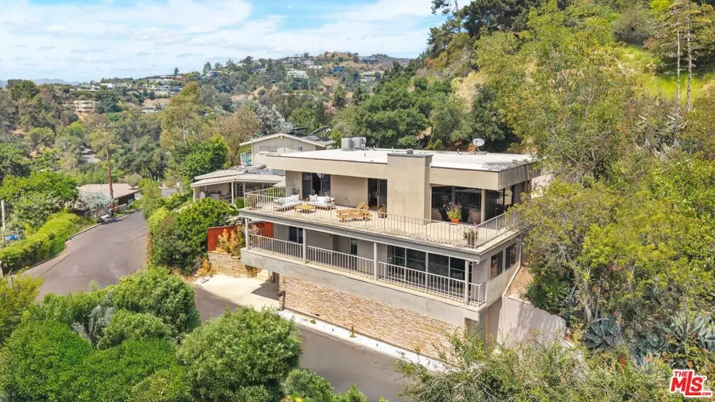 Los Angeles, CA 90049,966 Bluegrass LN