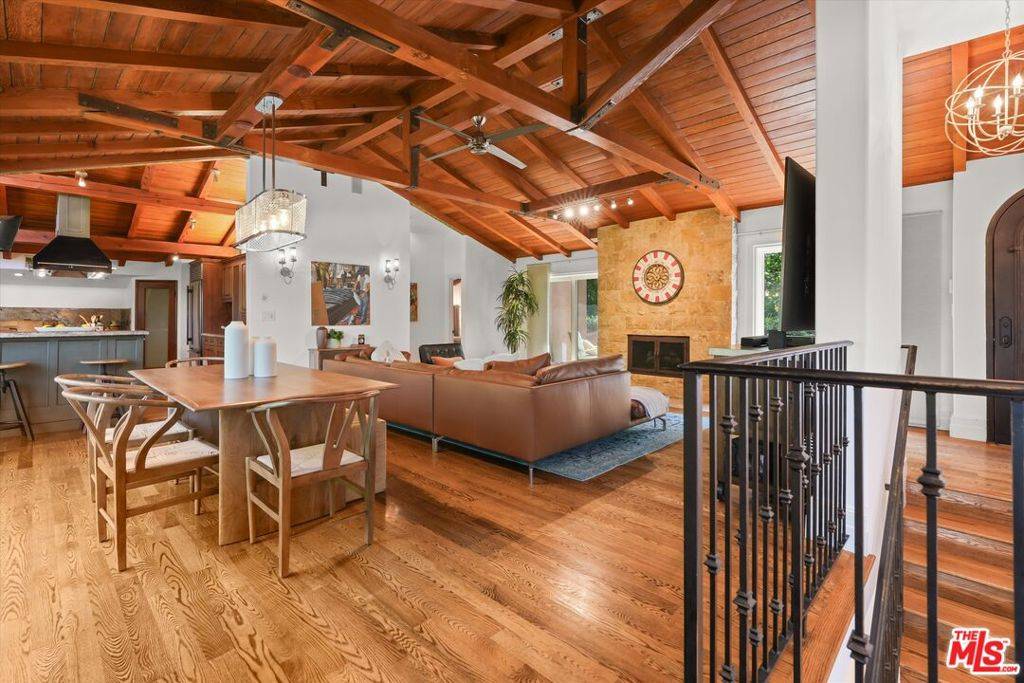Los Angeles, CA 90068,3310 Bennett DR