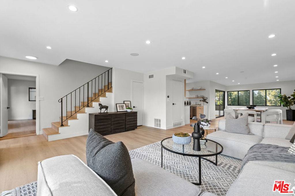 Woodland Hills, CA 91364,5132 Escobedo DR