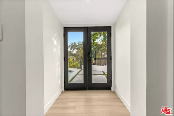 Woodland Hills, CA 91364,5132 Escobedo DR