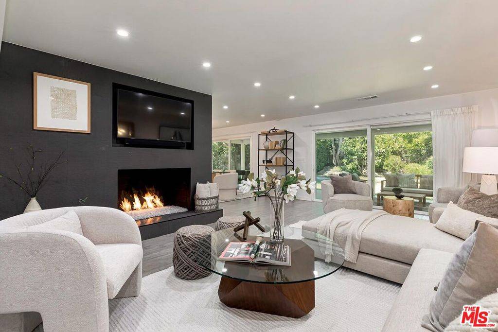 6101 Mary Ellen AVE, Valley Glen, CA 91401