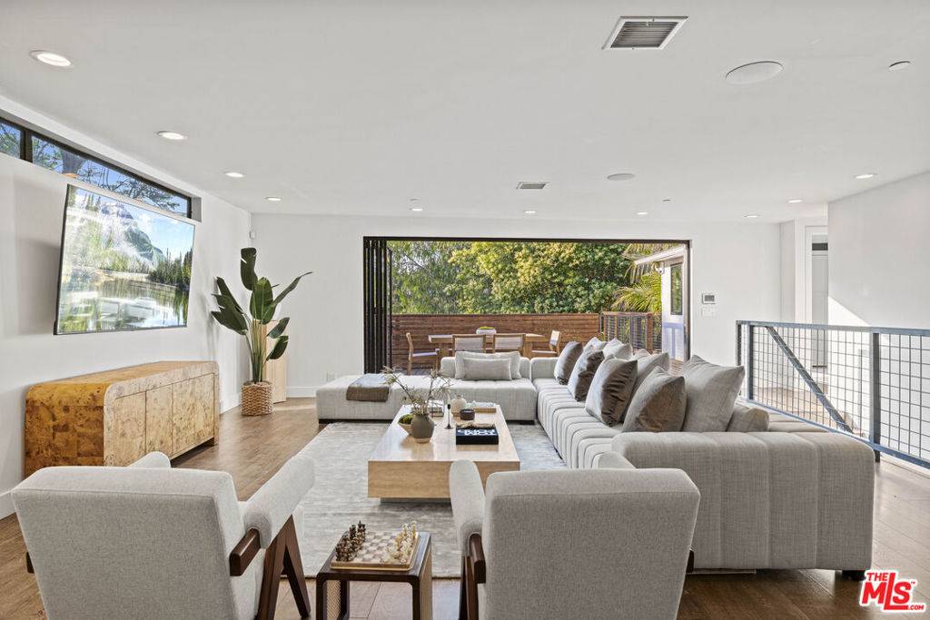3873 Berry DR, Studio City, CA 91604