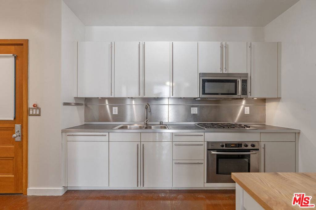 Los Angeles, CA 90012,257 S SPRING ST #3L