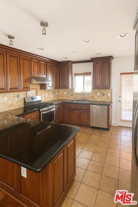 West Hollywood, CA 90069,1146 HACIENDA PL #8