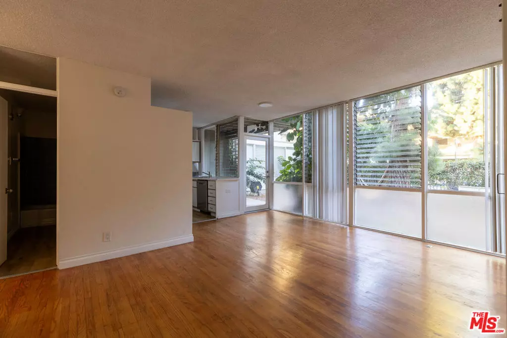 Los Angeles, CA 90034,11131 ROSE AVE #17