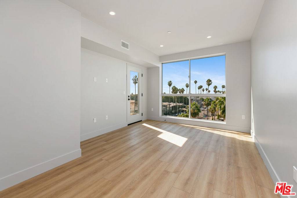 Los Angeles, CA 90025,12431 Rochester AVE #303