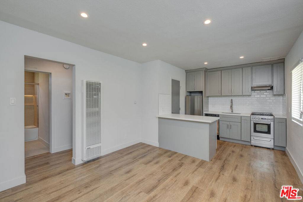 4136 Grand View BLVD #19, Los Angeles, CA 90066