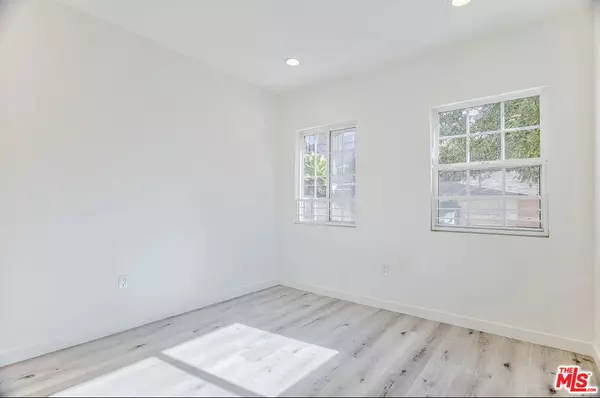 Los Angeles, CA 90004,160 N Edgemont ST