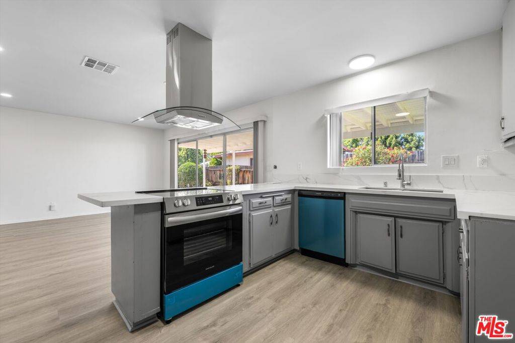 Winnetka, CA 91306,19717 Chase ST
