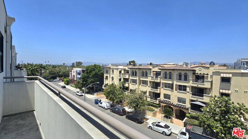 Los Angeles, CA 90004,5030 Rosewood AVE #505