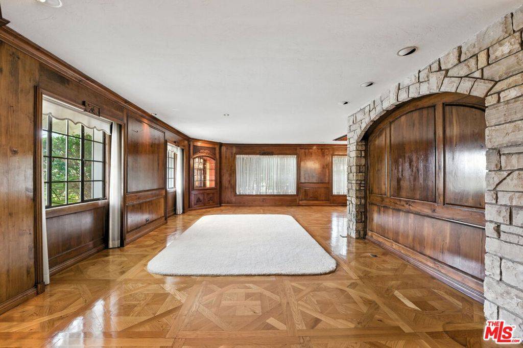 Los Angeles, CA 90049,16560 Park Lane CIR