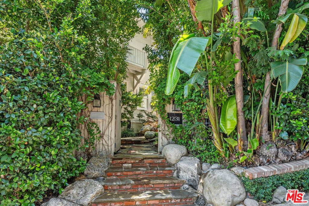 Los Angeles, CA 90069,1231 Hilldale AVE