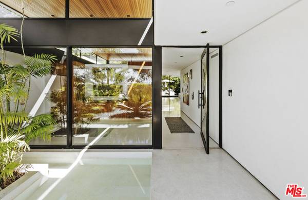 Beverly Hills, CA 90210,570 Evelyn PL