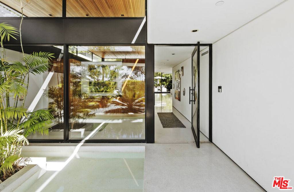 Beverly Hills, CA 90210,570 Evelyn PL