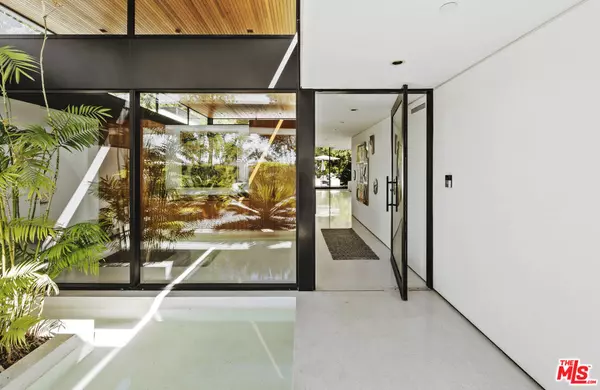 Beverly Hills, CA 90210,570 Evelyn PL