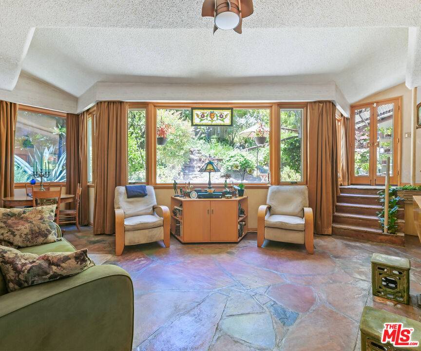 Los Angeles, CA 90068,2228 Vista Del Mar PL