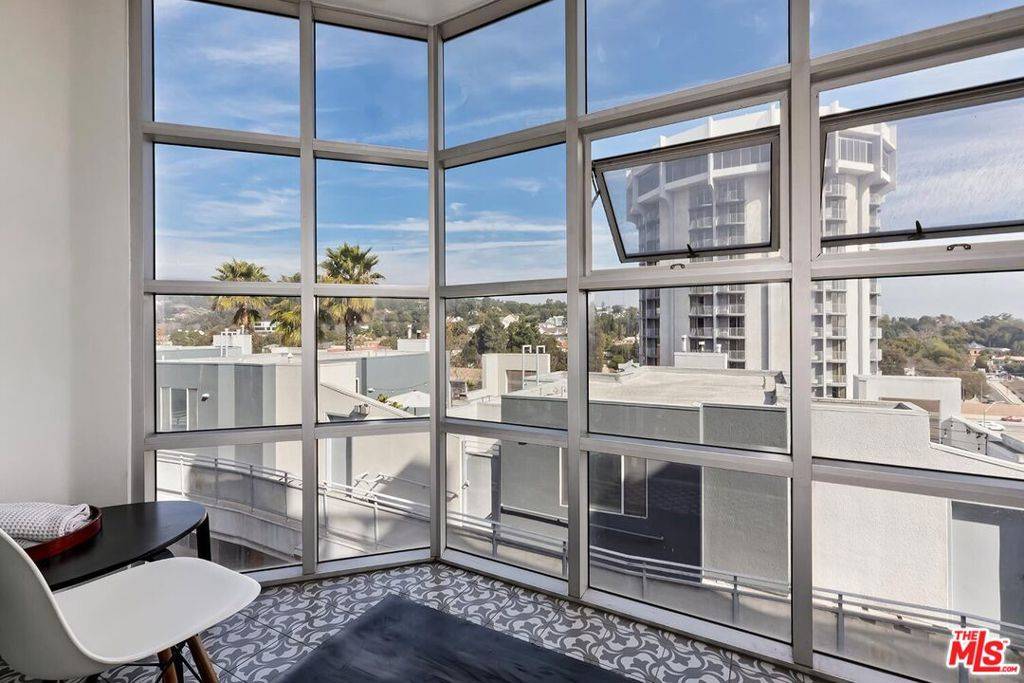 Los Angeles, CA 90049,171 N Church LN #617