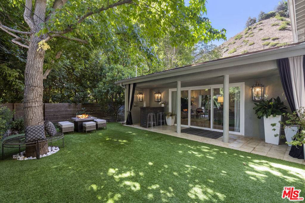 Beverly Hills, CA 90210,9767 Apricot LN