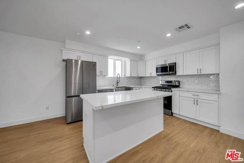Los Angeles, CA 90026,229 N Park View ST #B