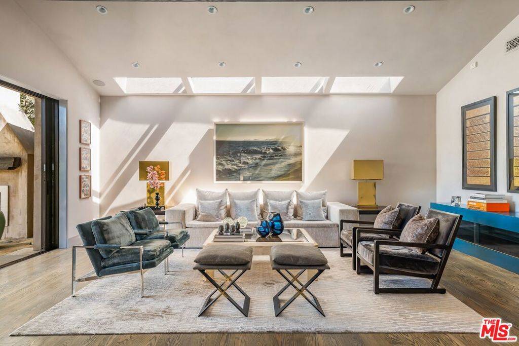 Los Angeles, CA 90069,1424 Oriole DR