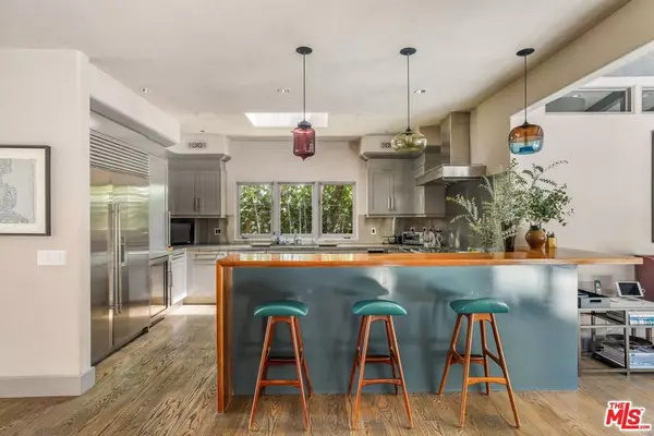 Los Angeles, CA 90069,1424 Oriole DR